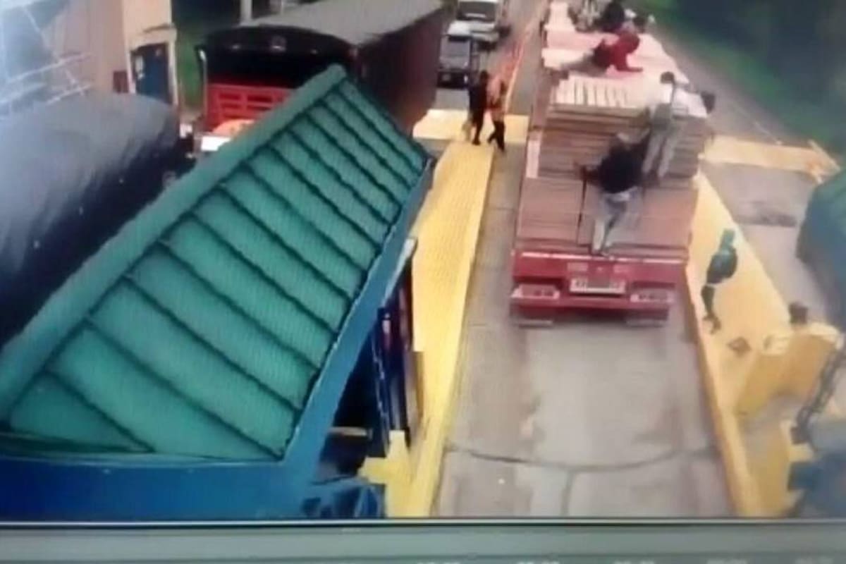La imagen fue tomada del video, que registró el momento exacto en el que ocurrió el accidente. (Foto: Suministrada /VANGUARDIA LIBERAL)