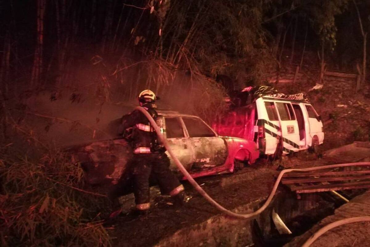 Tres vehículos afectados tras emergencia en parqueadero de Bucaramanga (Foto: Suministrada /VANGUARDIA LIBERAL)