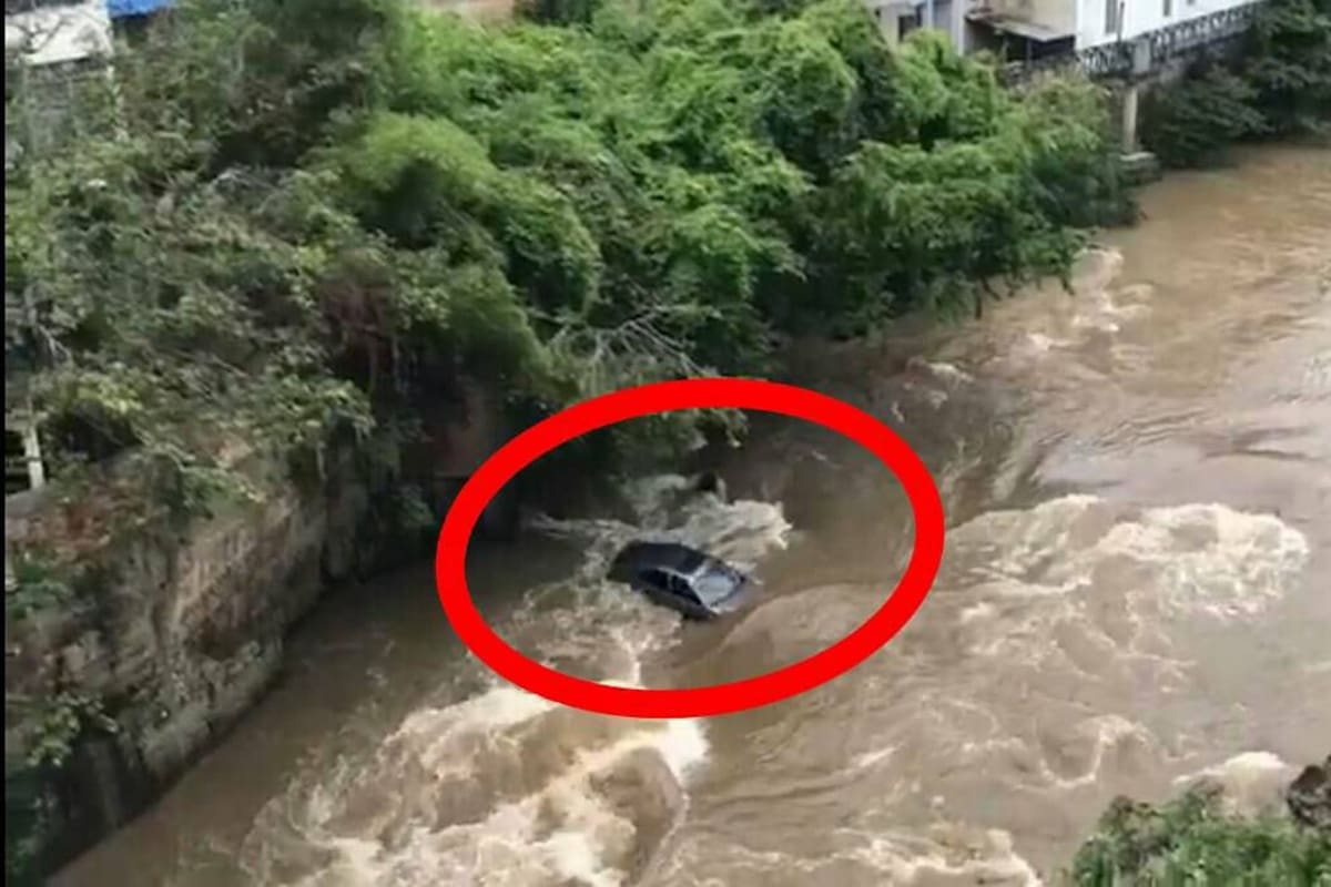 Video registró a vehículo sin ocupantes que rodó y cayó al Río Fonce, en San Gil (Foto: Suministrada /VANGUARDIA LIBERAL)