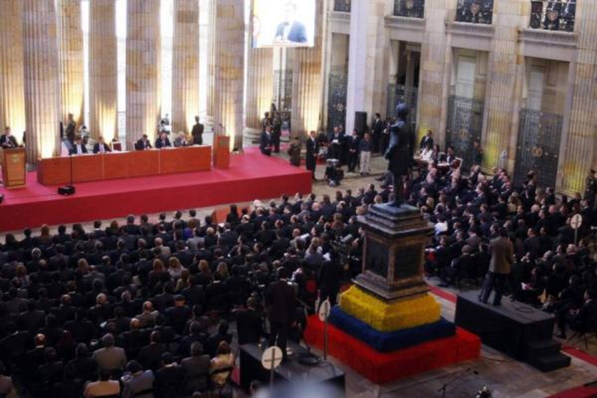 Todo el acto se realizó en el patio Mosquera del capitolio, exactamente al frente de la plaza de Bolívar, engalanada en el centro con la estatua de Tomás Cipriano de Mosquera y una bandera tricolor de flores.(Foto: Colprensa/ VANGUARDIA LIBERAL)