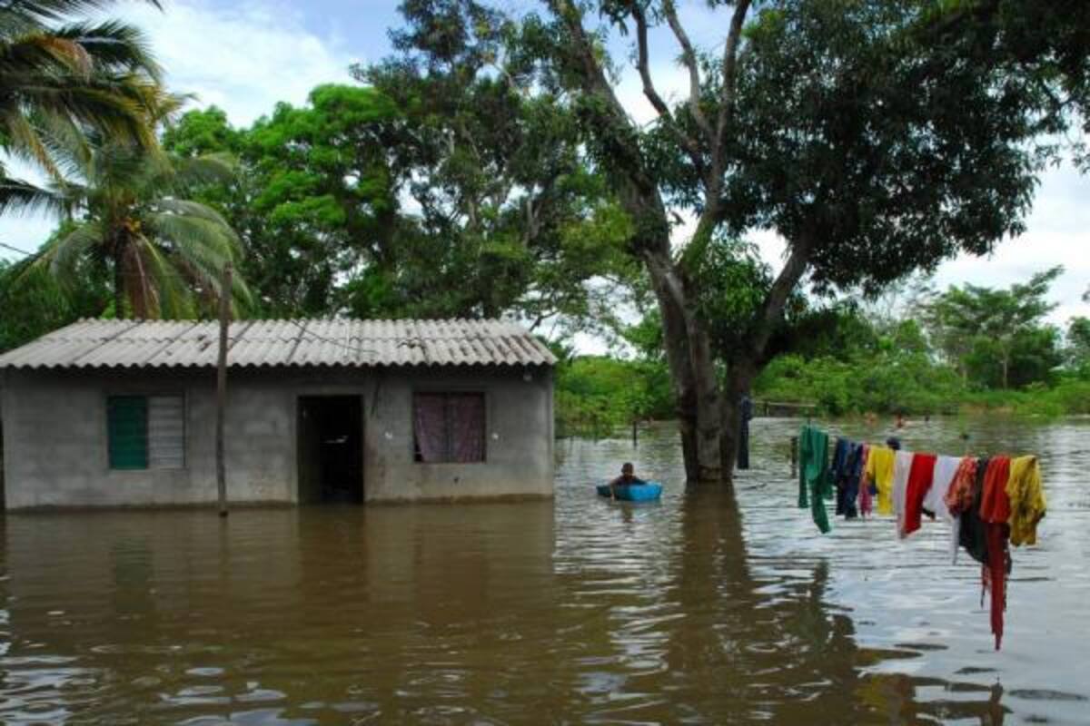 La Policía Nacional acompaña a las autoridades municipales y la comunidad en su lucha contra la creciente del Río Magdalena.(Foto: Archivo/VANGUARDIA LIBERAL)