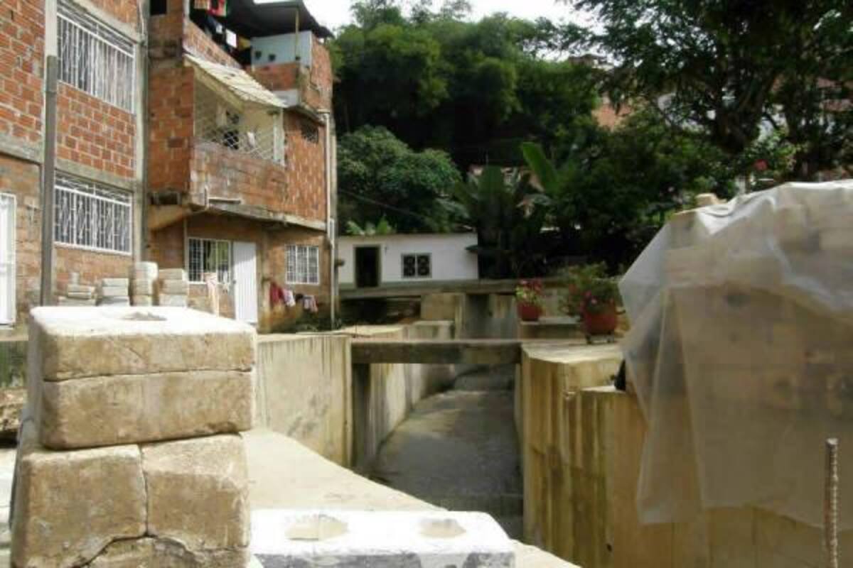 Dos casas en La Trinidad se inundaron el lunes pasado por el desbordamiento de la quebrada El Penitente.(Foto: Sully Catherine Santos/VANGUARDIA LIBERAL)