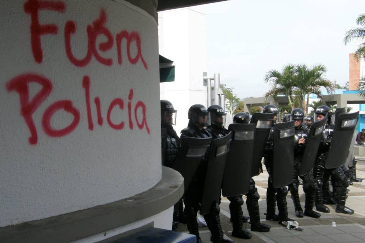 Según las directivas de la UIS, las cámaras de seguridad grabaron el momento en el que una ‘papa bomba’ fue lanzada e hirió a una estudiante de primer semestre. La estudiante perdió el oído y la Universidad tuvo que ofrecerle un intérprete para recibir clases. (Foto: Jaime Del Río / VANGUARDIA LIBERAL )