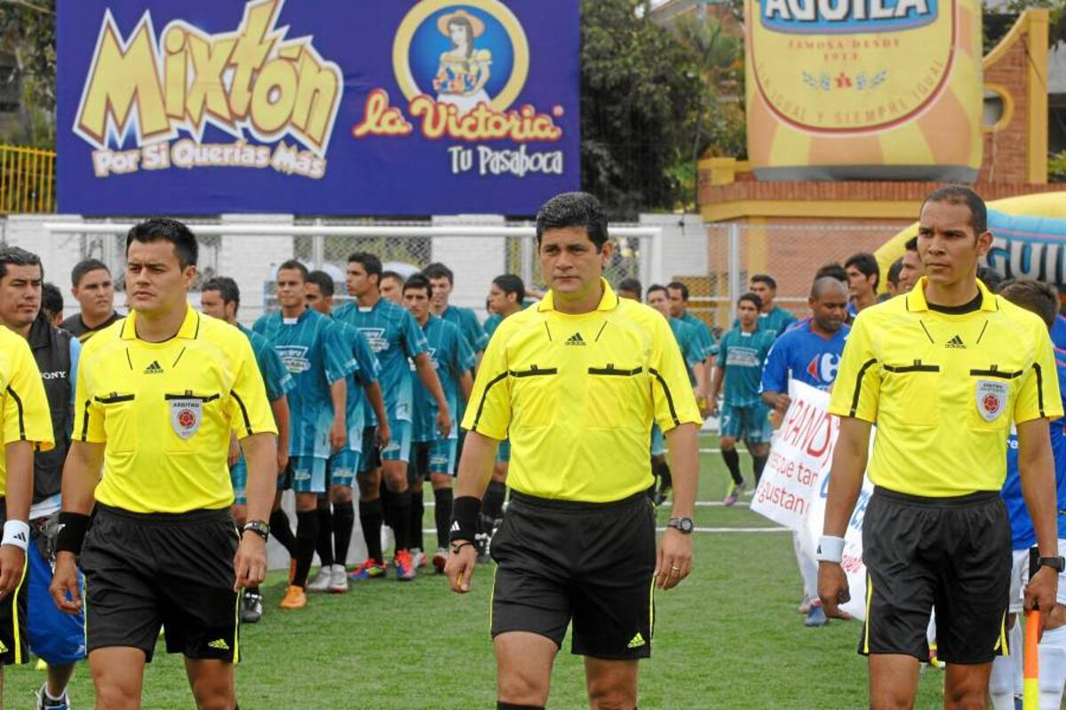Óscar Julián Ruiz pitó en la Cancha Marte (Foto: Jaime del Rio/ Vanguardia Liberal)