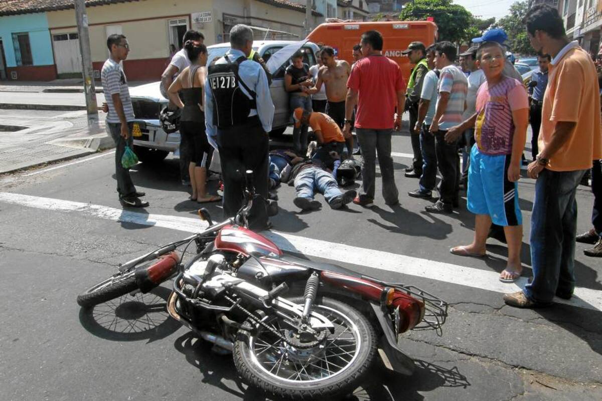 Otra vez, choque entre una camioneta y una moto dejó dos heridos (Foto: Jaime del Río / VANGUARDIA LIBERAL)