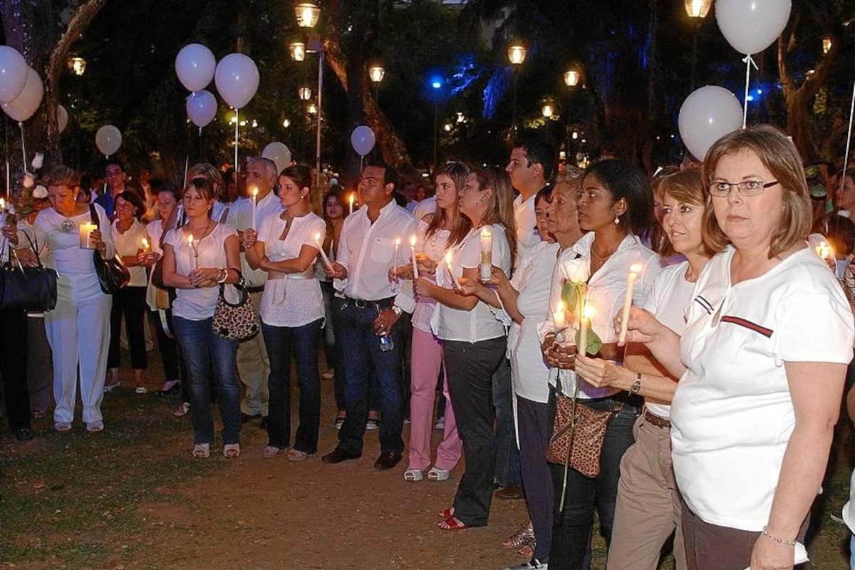 En junio varias personas se congregaron en el parque San Pío para rendir homenaje a la memoria de Juan Guillermo Gómez. (Foto: Archivo/VANGUARDIA LIBERAL)