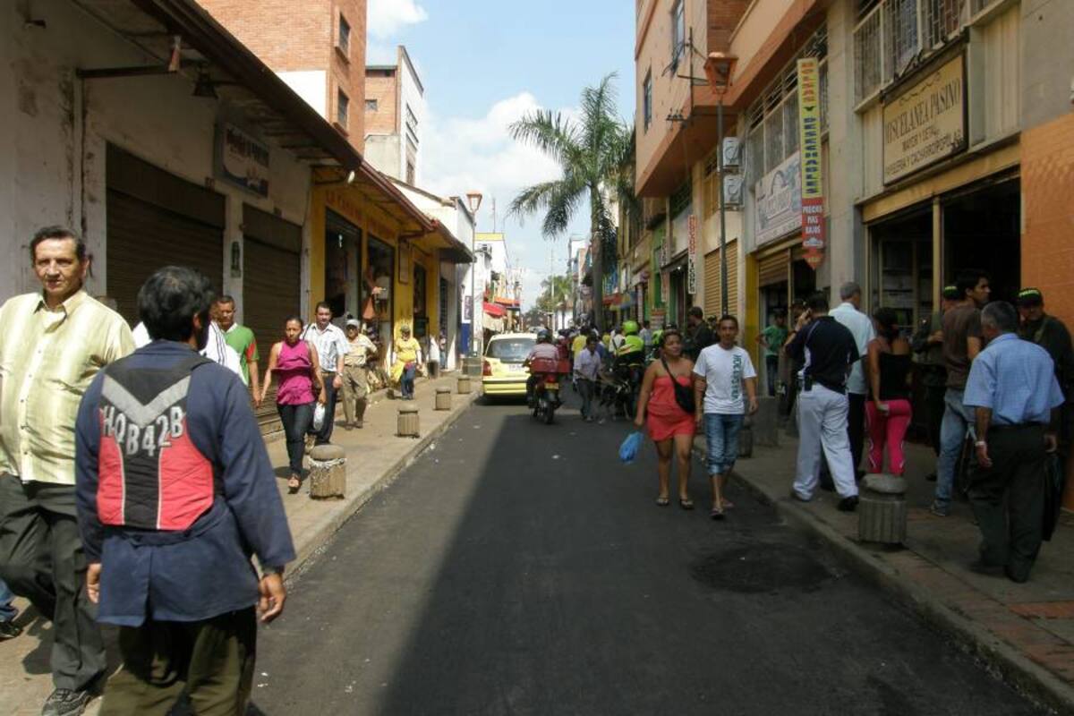 Buses convencionales pasarían mañana por la carrera 16 (Foto: JAIME DEL RÍO/VANGUARDIA LIBERAL)
