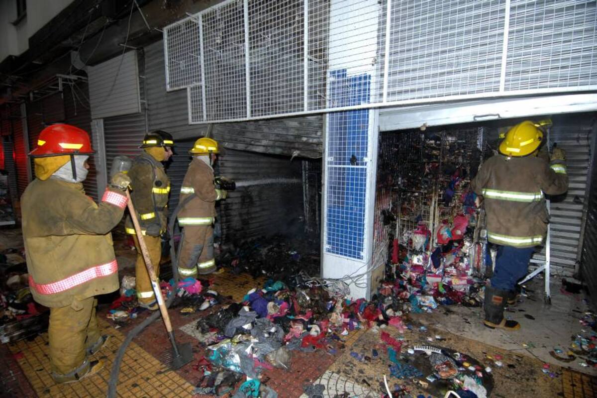 $60 millones en pérdidas dejó un incendio en el Centro de Bucaramanga (Foto: Jaime del Río/VANGUARDIA LIBERAL)
