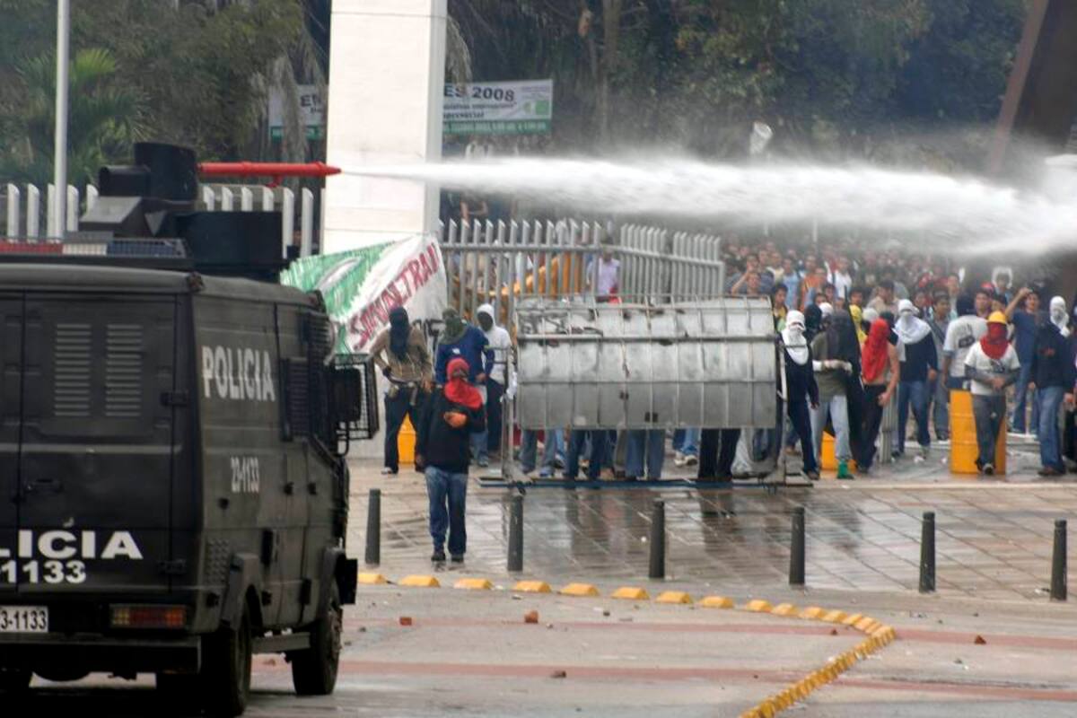 Policía toma el control de la UIS, encapuchados se retiran (Foto: Archivo/VANGUARDIA LIBERAL)