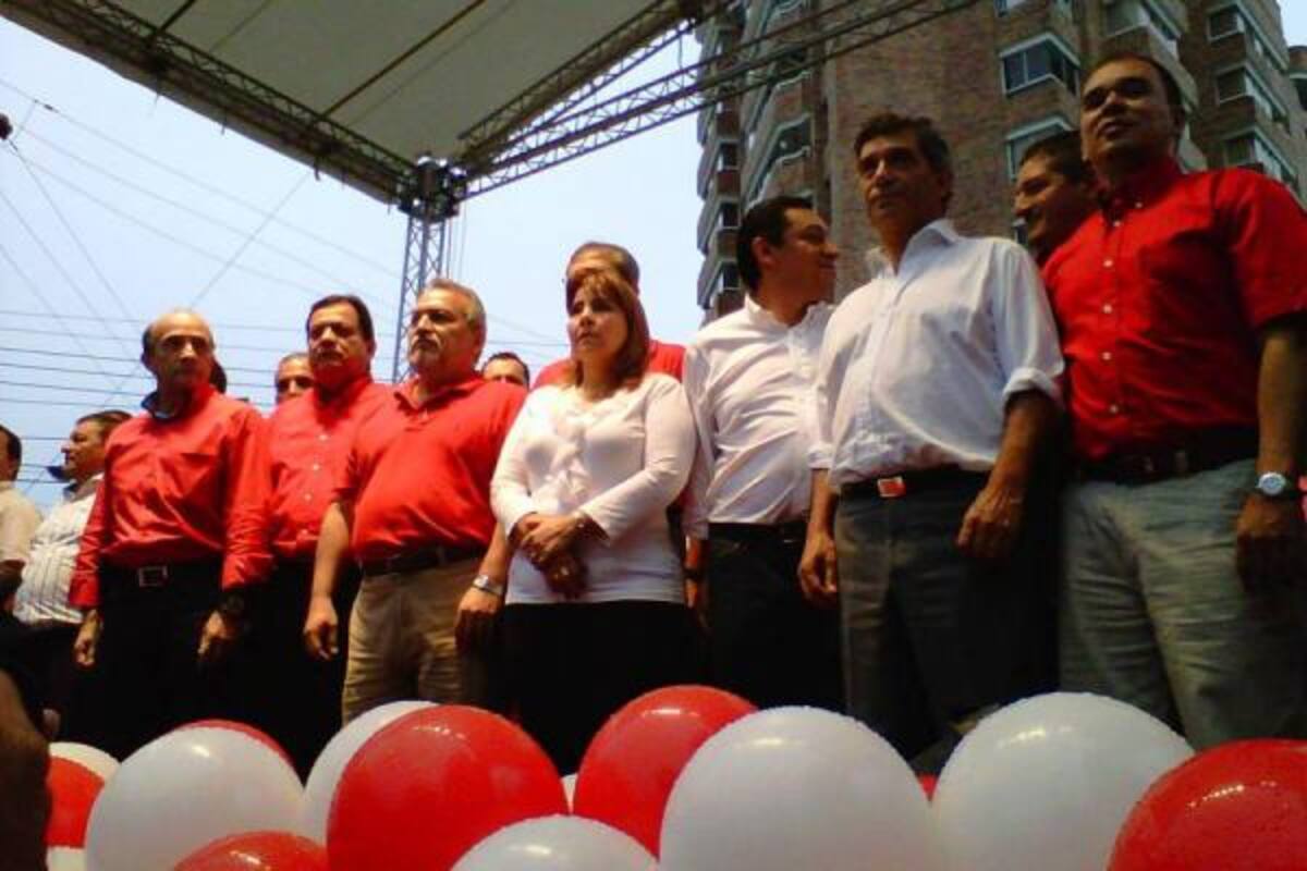 Rafael Pardo le entregó el aval liberal a Luis Bohórquez que buscará la Alcaldía de Bucaramanga.(Foto: Jazmín Rodríguez/VANGUARDIA LIBERAL)