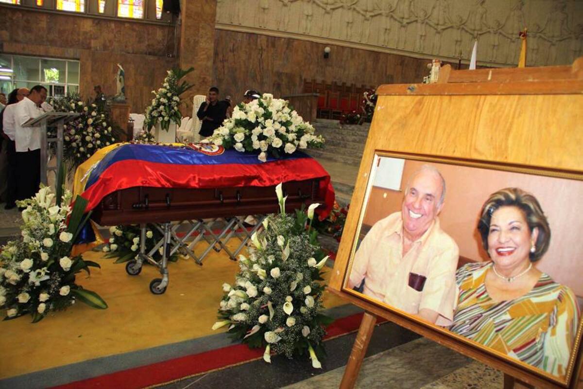 Miembros de la Policía Militar del Ejército de Colombia le hicieron la calla de honor al féretro que siempre fue conducido por su hijo José David Name Cardozo y varios de los familiares. (Foto: Colprensa/VANGUARDIA LIBERAL)