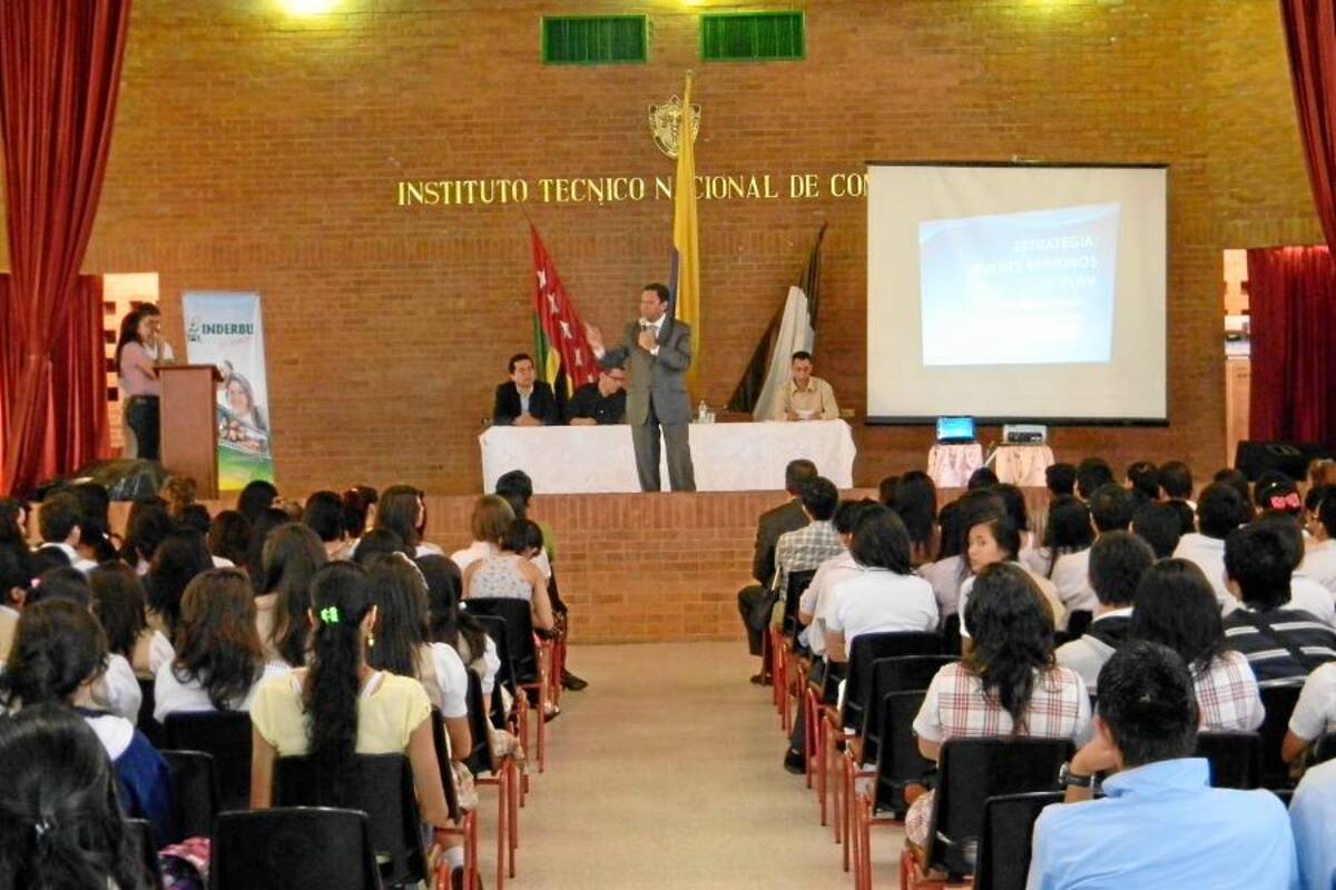 Alrededor de 540 jóvenes presentaron sus propuestas al alcalde, Luis Francisco Bohórquez (Foto: JULIÁN AMOROCHO B./VANGUARDIA LIBERAL)