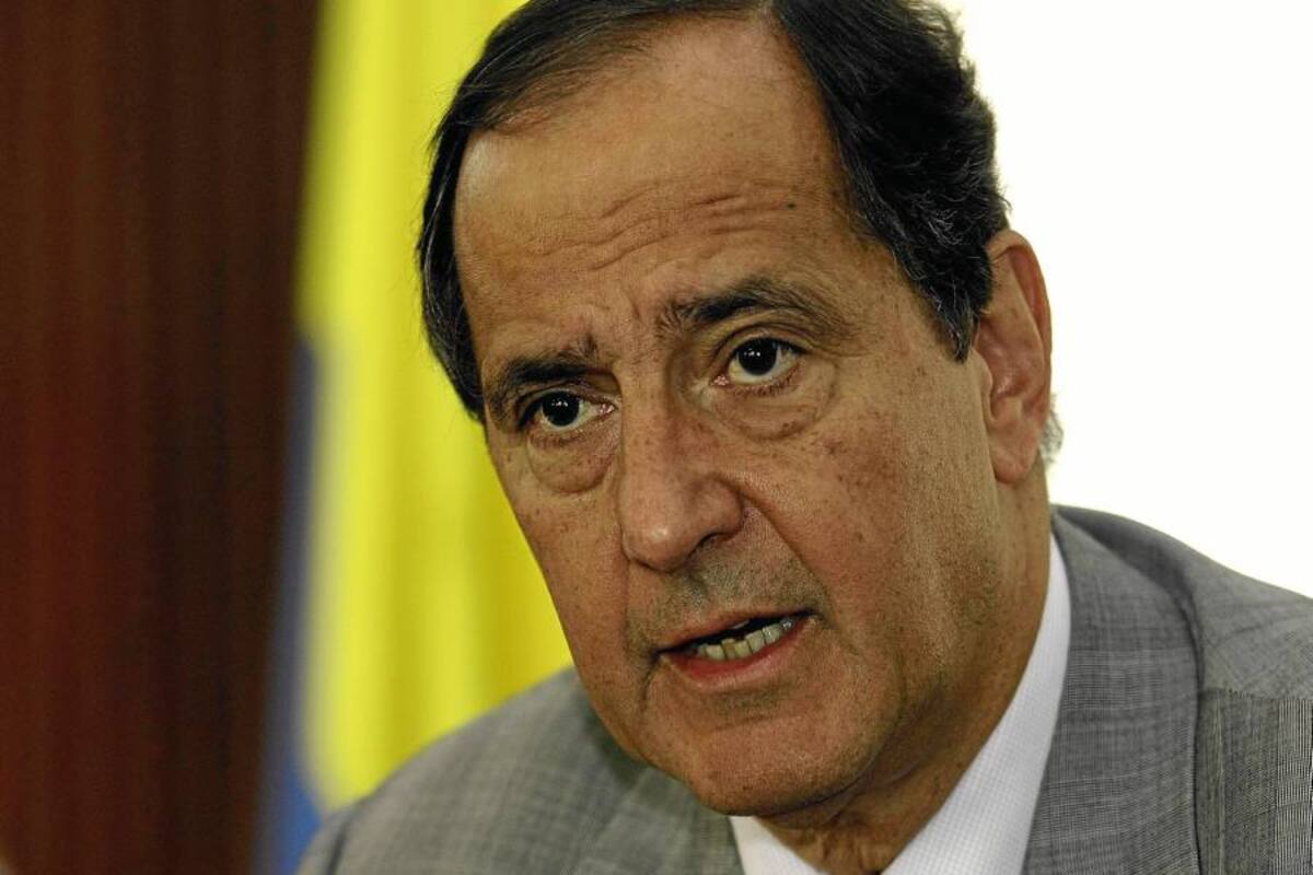 Los médicos del hospital Cardio Infantil de Bogotá informaron que los problemas respiratorios del Ministro se deben a una neumonía que se complicó por el estrés y los viajes continuos del funcionario. (Foto: Archivo/VANGUARDIA LIBERAL)