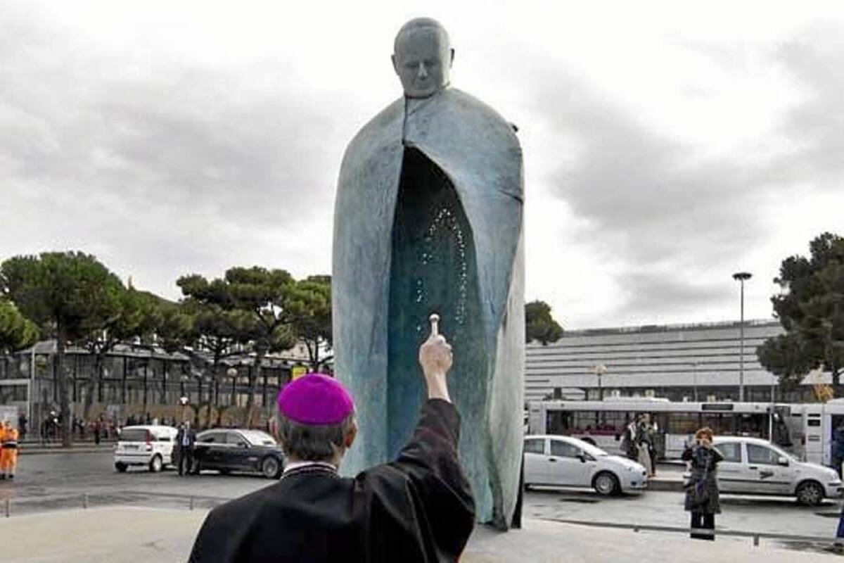 Colocan nueva versión de controvertida estatua de Juan Pablo II en Roma (Foto: Tomado de Internet/ VANGUARDIA LIBERAL)