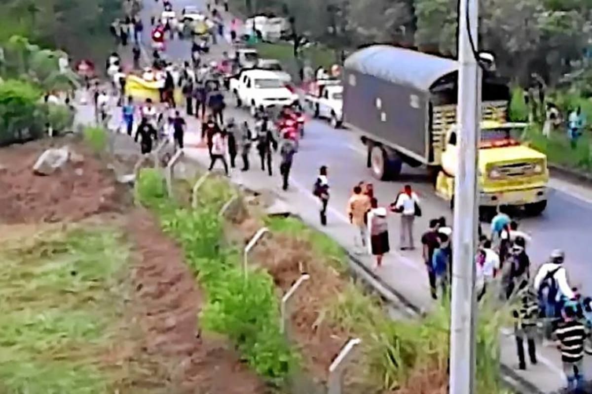 Video registró inicio del bloqueo de la autopista entre Bucaramanga y Piedecuesta (Foto: Video suministrado)
