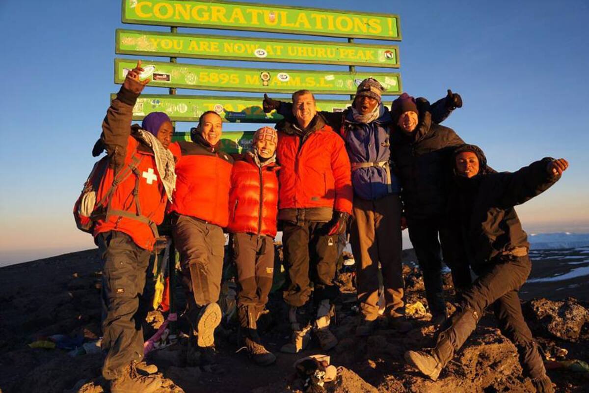 En la cima del Kilimanjaro junto a su esposa (a su izquierda), a sus dos compañeros, al guía y al equipo de soporte. (Foto: Suministrada/ VANGUARDIA LIBERAL)