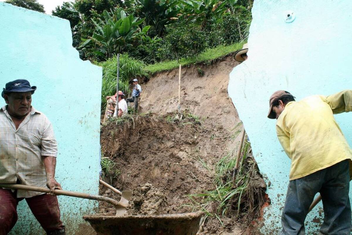 Los deslizamientos ocasionaron daños en techos y paredes de las viviendas ubicadas en la vereda Helechales. (Foto: Mauricio Betancourt/VANGUARDIA LIBERAL)