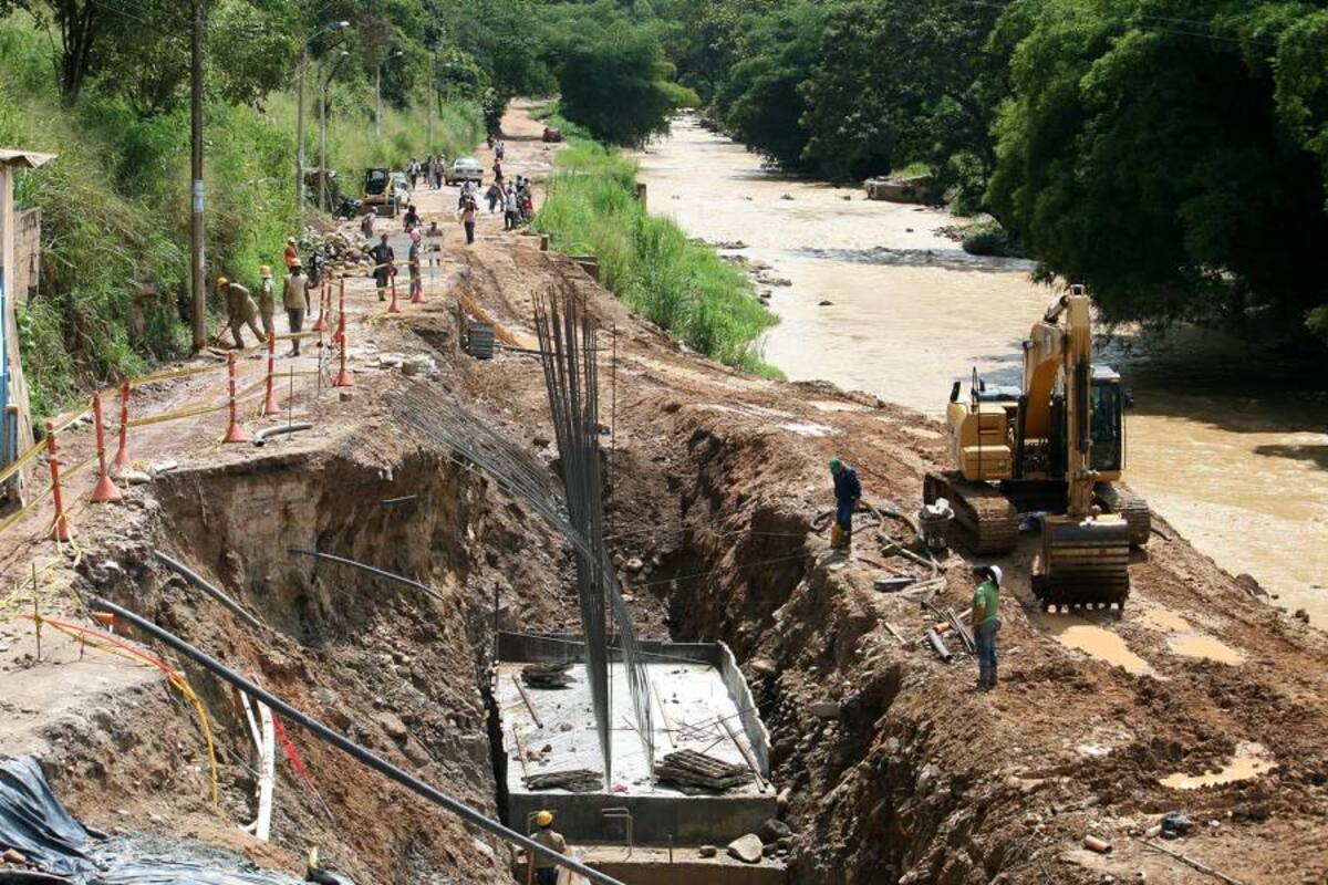 La Unión Temporal Vial Bahondo construye un muro de contención en la vía que conduce a la Ciudadela Nuevo Girón. (Foto: Mauricio Betancourt/VANGUARDIA LIBERAL)