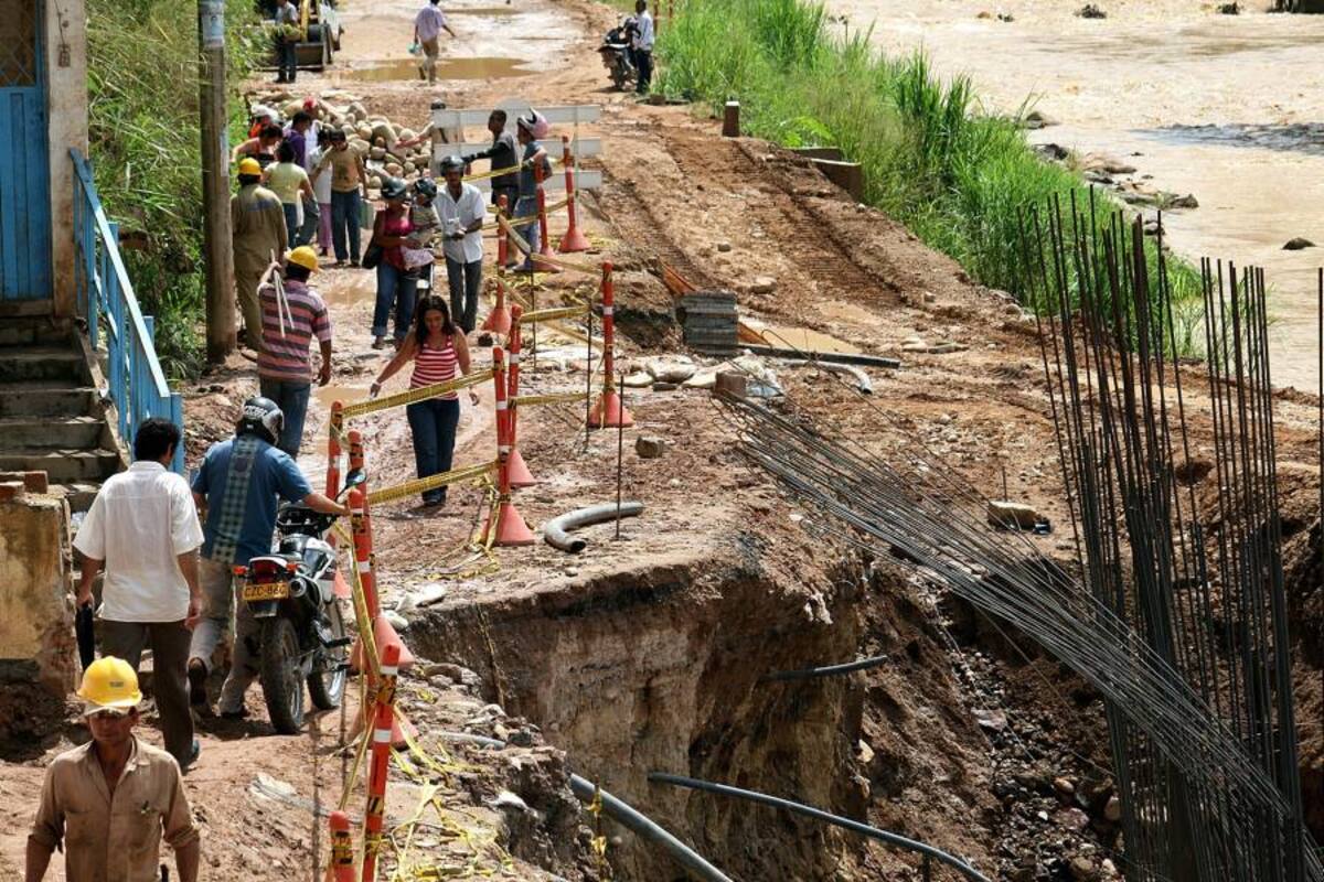 La vía afectada por el invierno terminó con un paso permitido sólo para peatones. Aquí fue donde se cayó un camión hace un mes. (Foto: Mauricio Betancourt/VANGUARDIA LIBERAL )