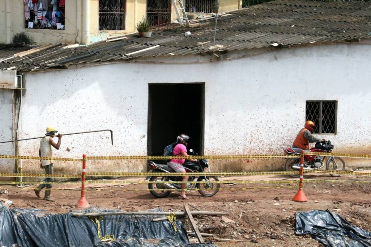 El transporte 'pirata' es la solución de movilidad de los habitantes de la Ciudadela Nuevo Girón. (Foto: Mauricio Betancourt/VANGUARDIA LIBERAL)