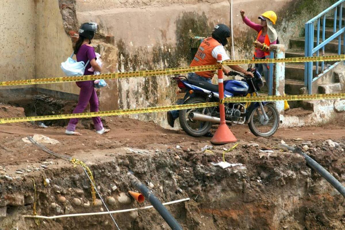 Mujeres con niños en brazos se arriesgan a pasar por un tramo angosto de la vía de Bahondo y a usar el servicio de transporte 'pirata'. (Foto: Mauricio Betancourt/VANGUARDIA LIBERAL )