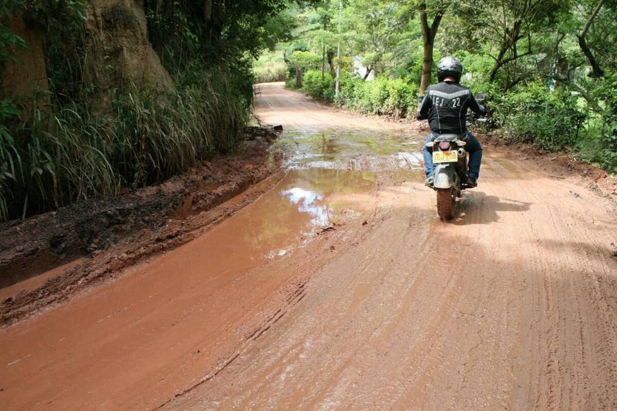 Convertida en un lodazal está la vía de Llanadas, zona rural de Girón. (Foto: Mauricio Betancourt/VANGUARDIA LIBERAL)