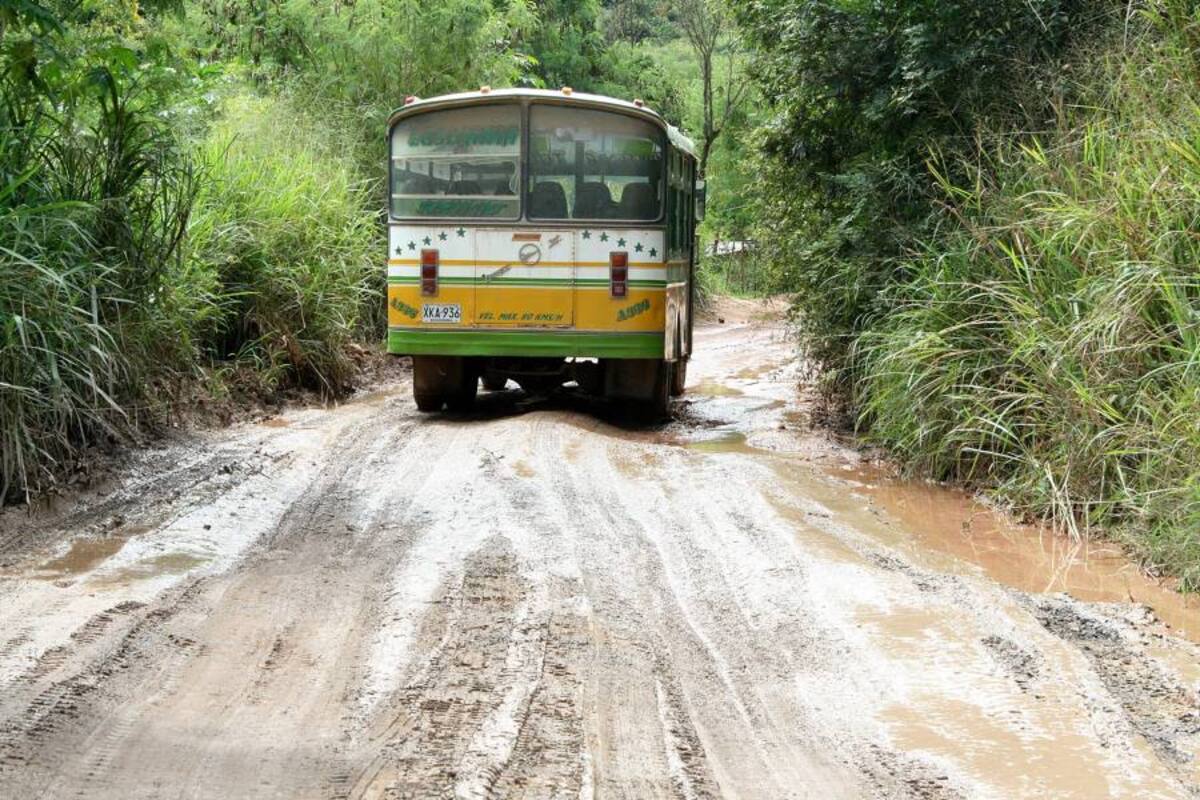 La vía a Llanadas también está destapada, según la ciudadanía, es más peligrosa que la de Bahondo por contar con varios abismos. (Foto: Mauricio Betancourt/VANGUARDIA LIBERAL)
