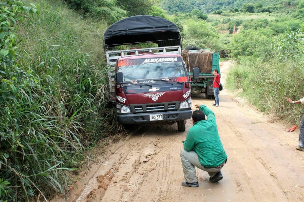 Los vehículos quedan enterrados en la vía Llanadas, la cual es la segunda solución de movilidad de los habitantes de Nuevo Girón. Ante eso, prefieren transitar por Bahondo. (Foto: Mauricio Betancourt/VANGUARDIA LIBERAL)