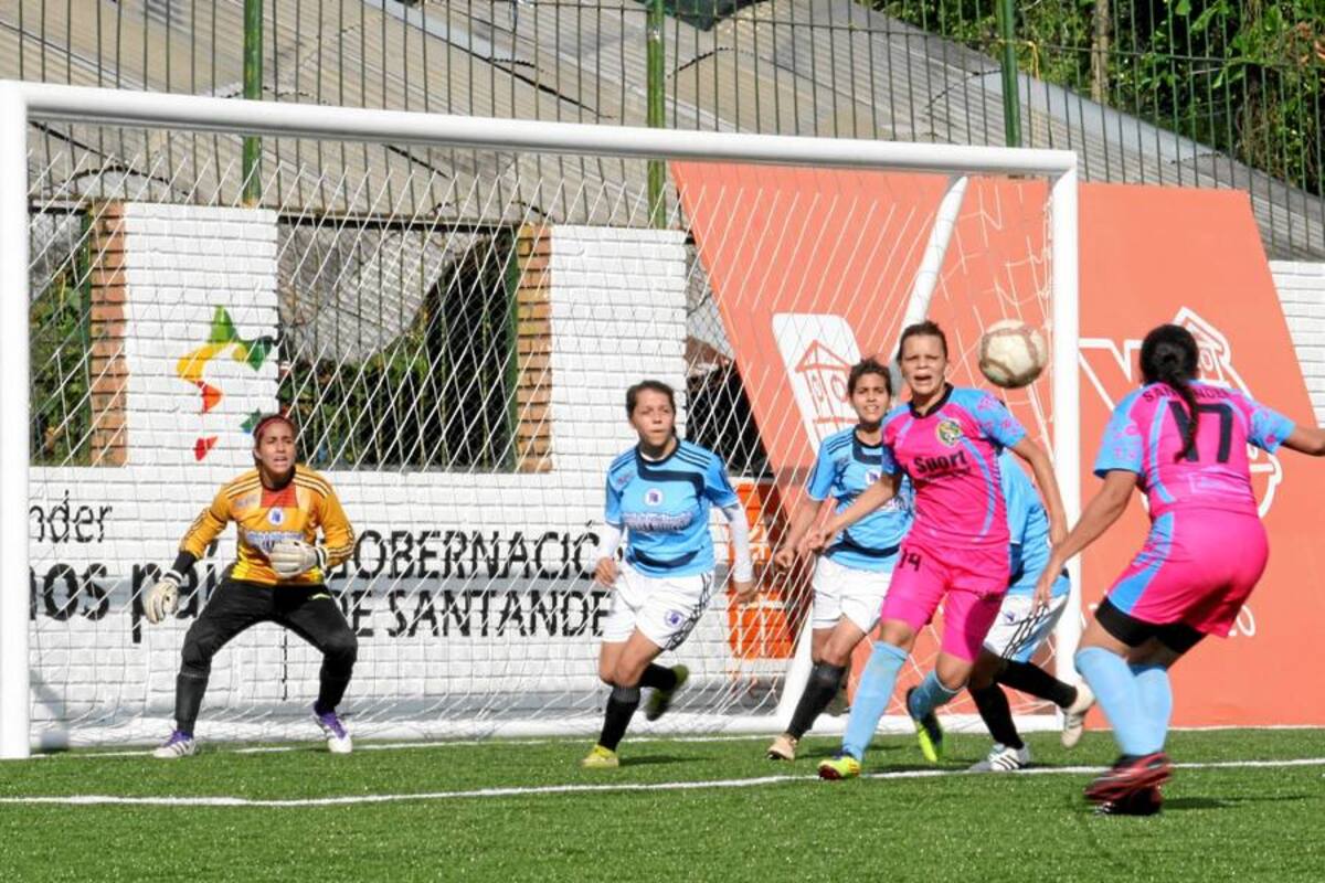 Las mujeres ya "estrenaron" la Cancha Marte (Foto: Mauricio Betancourt/ VANGUARDIA LIBERAL)