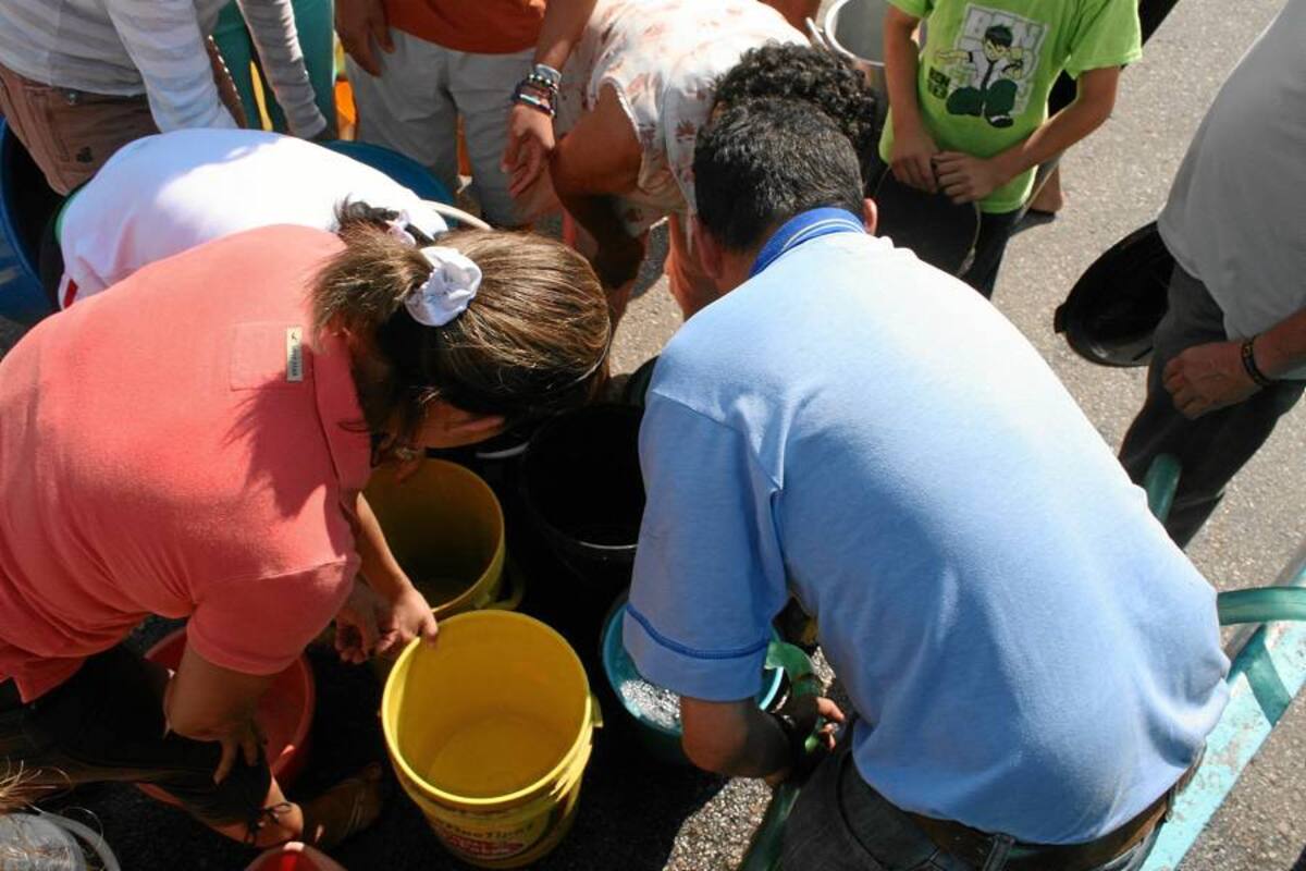La ciudadanía salió con baldes y ollas de sus viviendas para recibir el agua que llegó en carrotanques. (Foto: Mauricio Betancourt/VANGUARDIA LIBERAL )