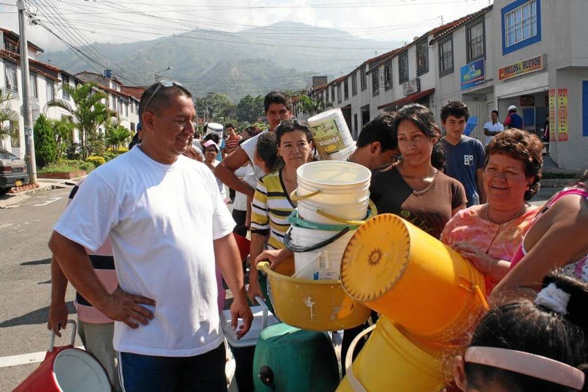 Los habitantes de Piedecuesta se quejaron del desorden que se formó en los barrios, debido a que no se respetaron las filas para recibir el agua. (Foto: Mauricio Betancourt/VANGUARDIA LIBERAL )