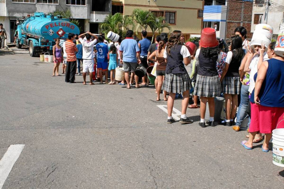 Los carrotanques suministran agua a los residentes de los barrios del norte de Piedecuesta que permanecen sin el servicio desde el pasado sábado. (Foto: Mauricio Betancourt/VANGUARDIA LIBERAL )