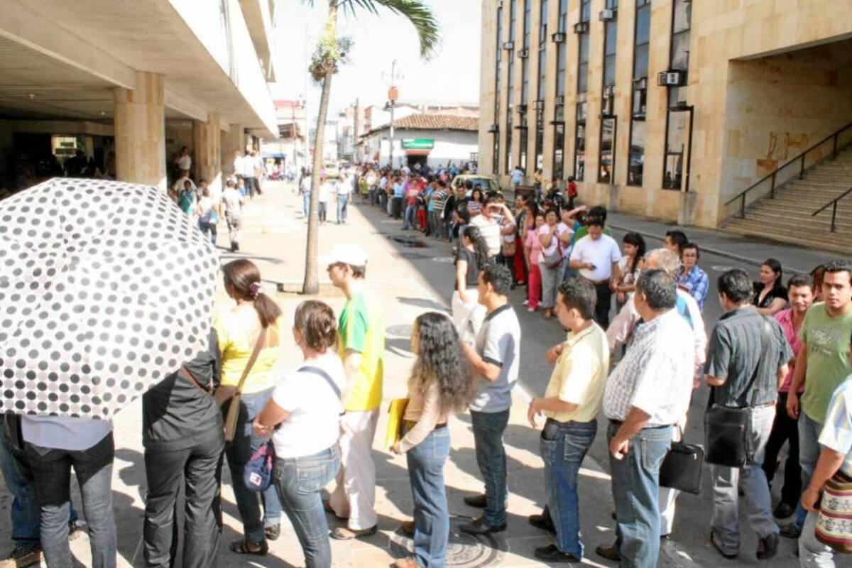 Las filas se han prolongado a lo largo de esta semana, motivo de quejas de los usuarios. (Foto: Mauricio Betancourt/VANGUARDIA LIBERAL)