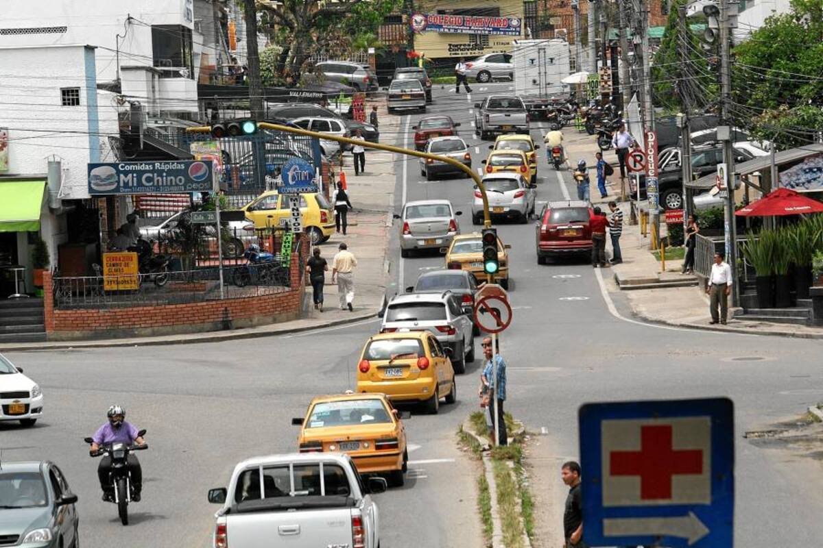 En La zona comercial de Cañaveral, una de las más neurálgicas del municipio, se instaló un nuevo cruce con semáforos y una cámara para el control de la movilidad. (Foto: Mauricio Betancourt/VANGUARDIA LIBERAL )