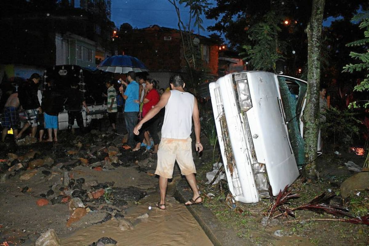 Uno de los sectores más afectados fue el barrio San Martín, donde los ‘arroyos’ que se formaron arrastraron dos carros y el agua se entró a decenas de viviendas. (Foto: Mauricio Betancourt/ VANGUARDIA LIBERAL)