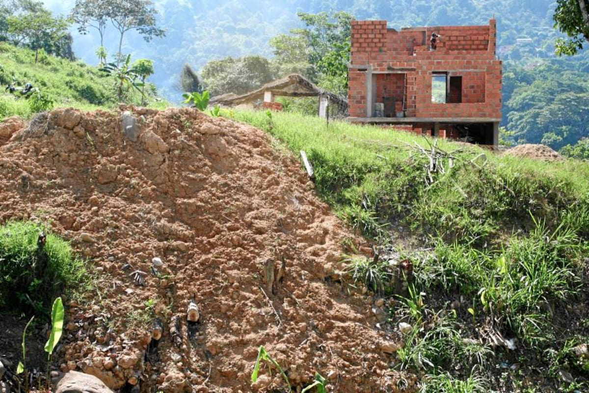 Hace dos meses, aproximadamente se comenzó a construir una casa de dos pisos en el área de protección. (Foto: Mauricio Betancourt/VANGUARDIA LIBERAL )