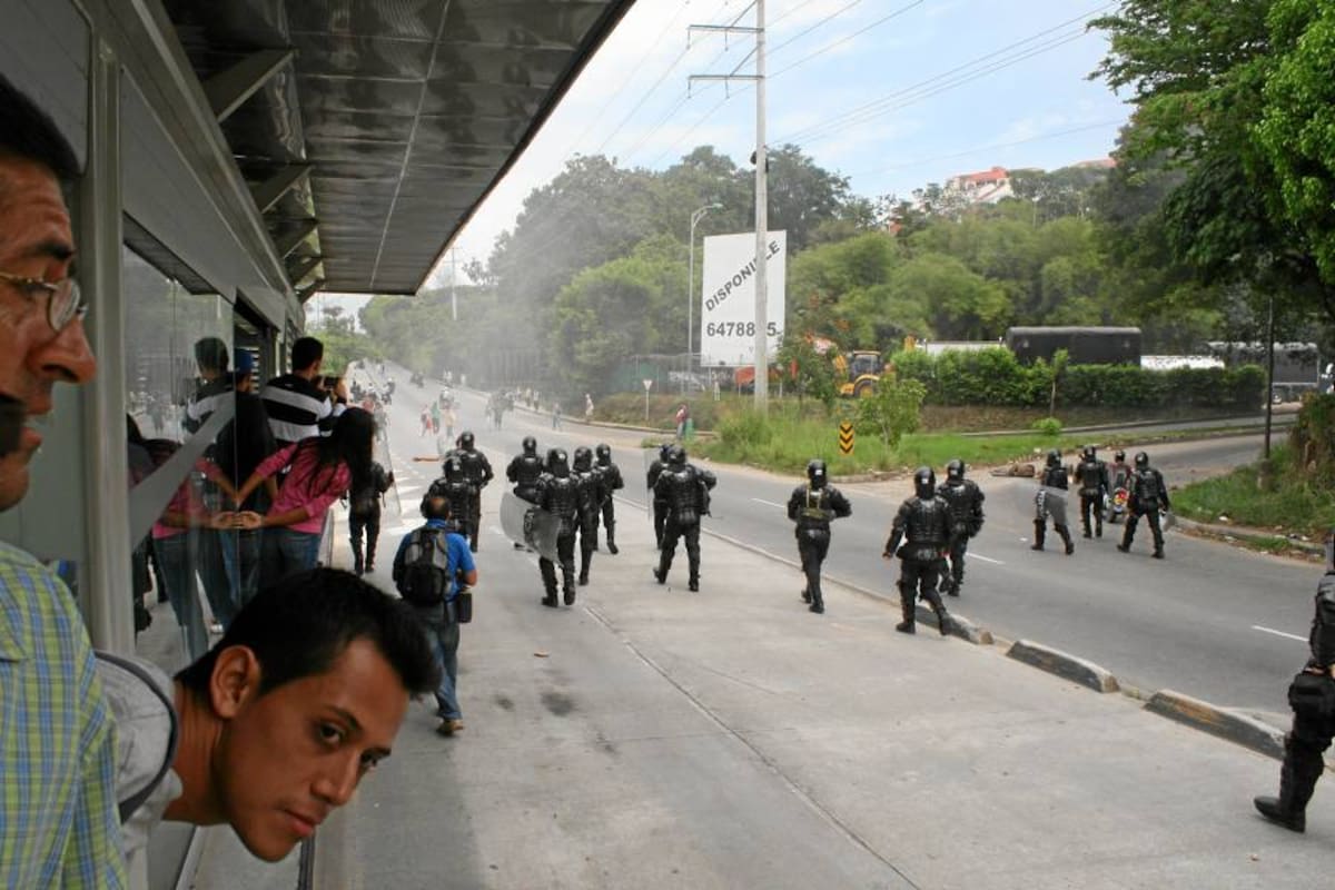 Policía disolvió protesta de usuarios de Metrolínea en estación de Lagos (Foto: Mauricio Betancourt/ VANGUARDIA LIBERAL)