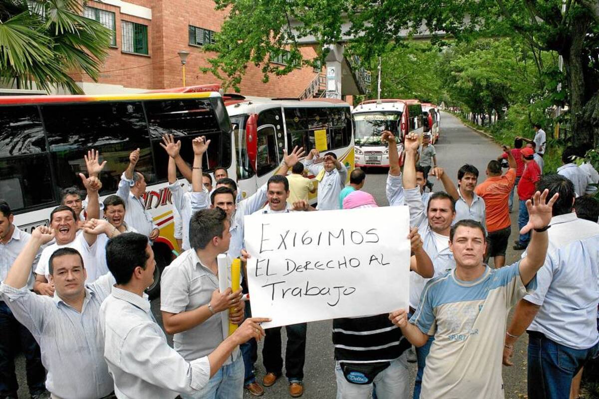 Conductores de busetas públicas realizaron “plan tortuga” en Bucaramanga (Foto: Mauricio Betancourt/VanguardiaLiberal)