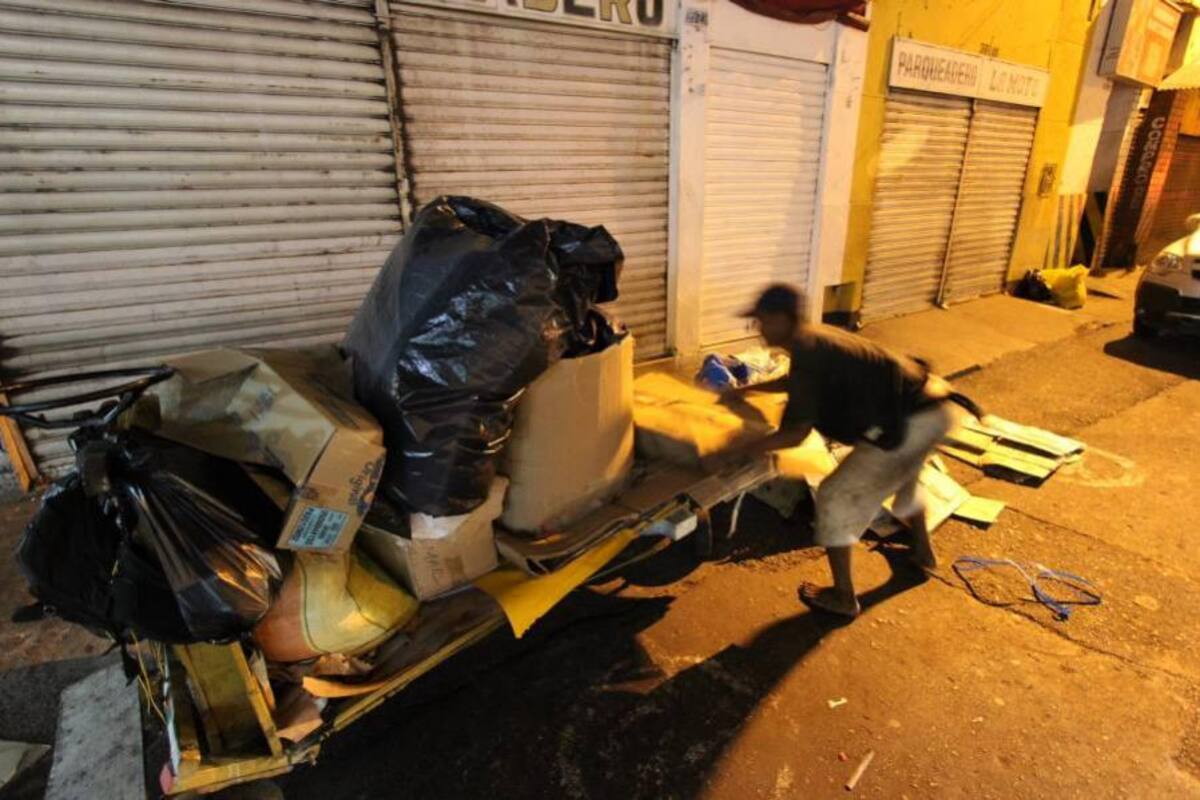 El reciclaje ilegal: una mafia que se esconde en el Centro de Bucaramanga (Foto: Mauricio Betancourt/VANGUARDIA LIBERAL)