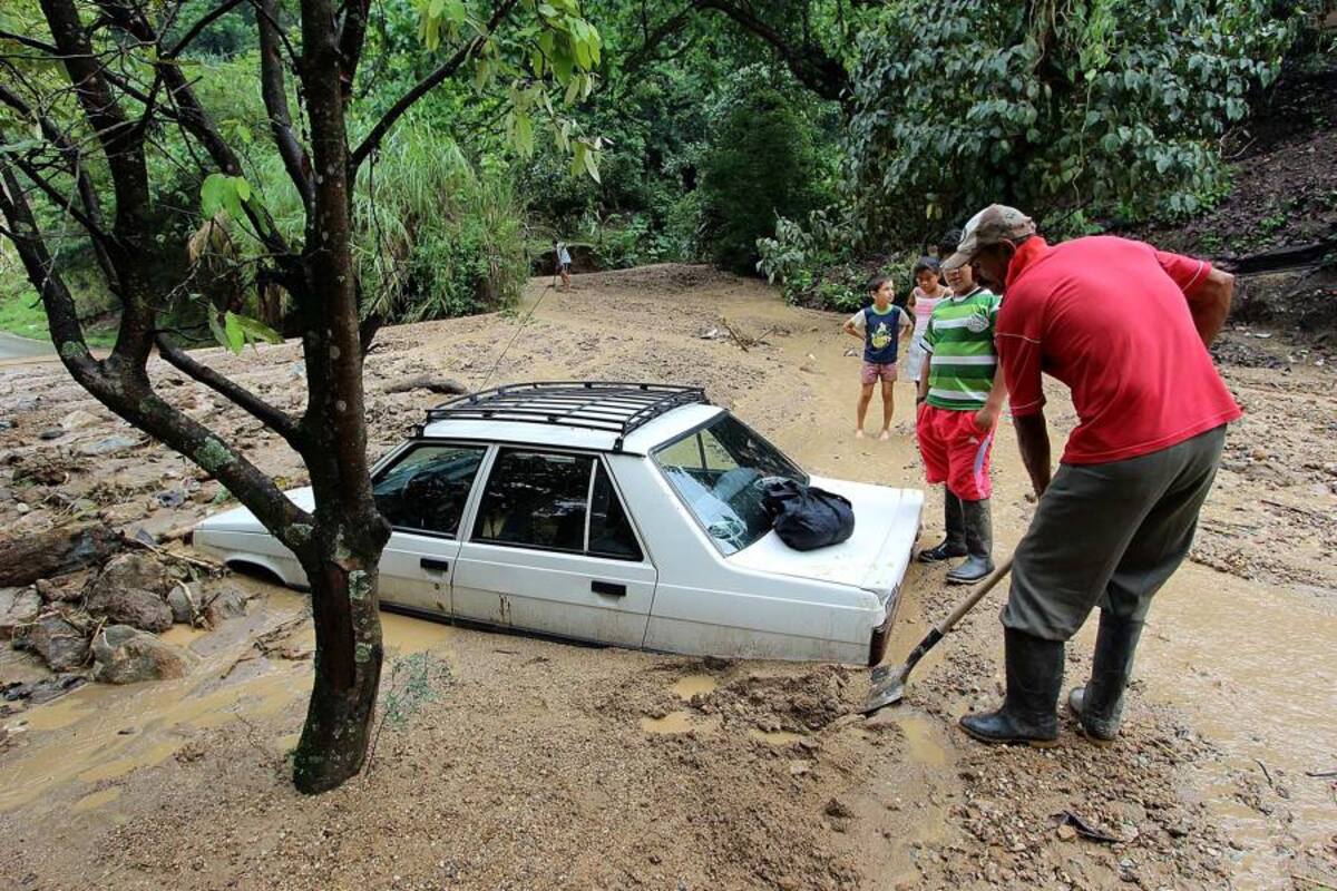 Derrumbe sepultó un vehículo en la Transversal Oriental (Foto: Foto Mauricio Betancourt/VANGUARDIA LIBERAL)