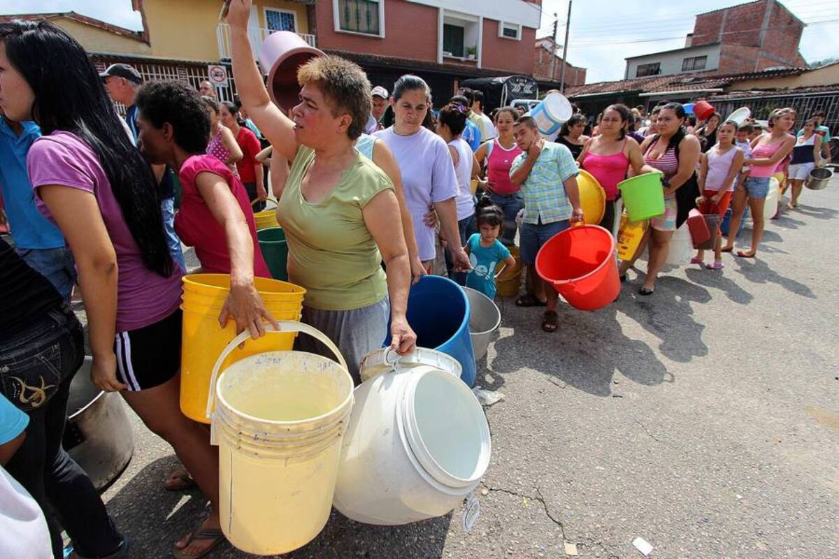 Carro tanques abastecen de agua a Piedecuesta (Foto: Mauricio Betancourt/VanguardiaLiberal)