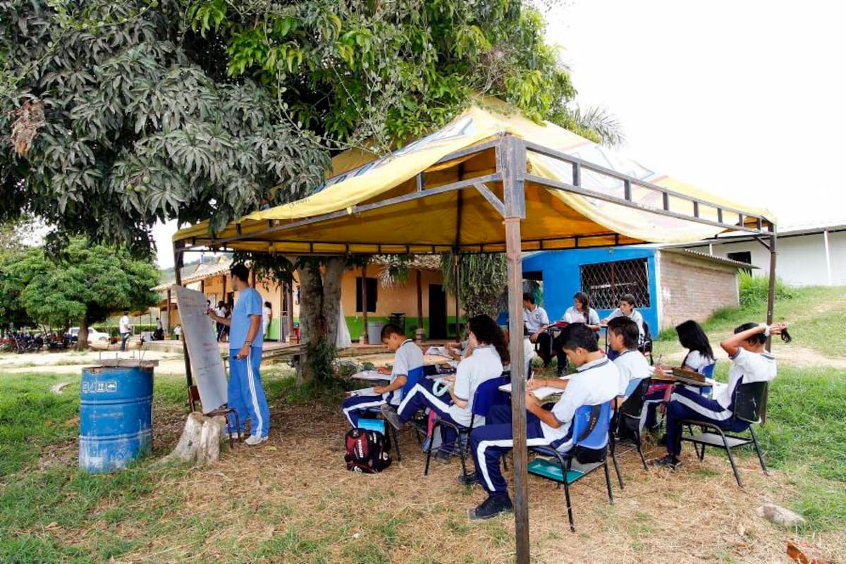 Estudiantes de la vereda Angulo de Girón reciben clases debajo de un árbol (Foto: Mauricio Betancourt/VanguardiaLiberal)