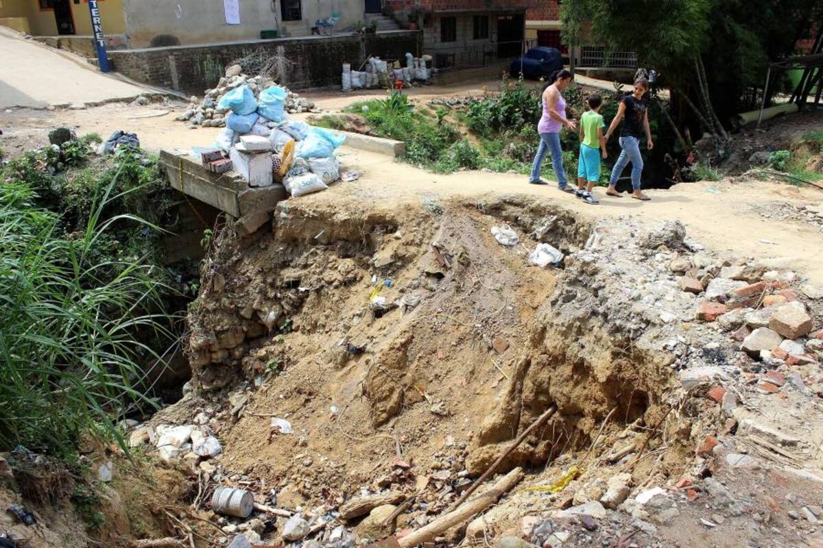 Lluvia se ‘comió’ parte de la vía al barrio Granadillo (Foto: Mauricio Betancourt/ VANGUARDIA LIBERAL)