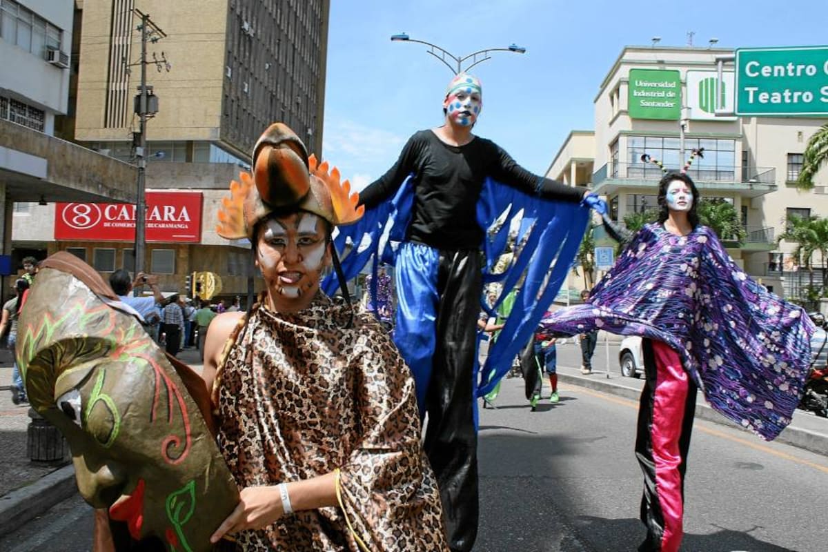 Bucaramanga se vistió de carnaval con Abrapalabra (Foto: Mauricio Betancourt/VANGUARDIA LIBERAL)