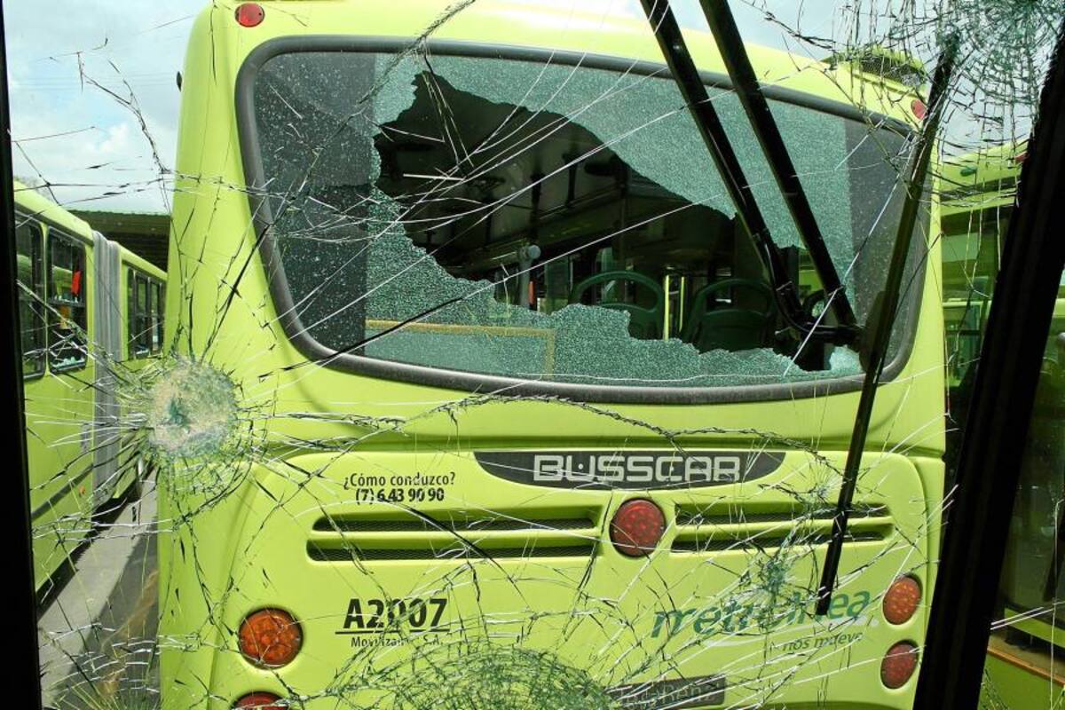 10 buses averiados, balance de la Policía tras los disturbios en Piedecuesta (Foto: Mauricio Betancourt/VANGUARDIA LIBERAL)