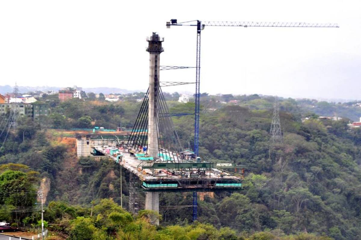 Vea como construyen el viaducto de La Novena a 70 metros de altura (Foto: Laura Herrera / VANGUARDIA LIBERAL)