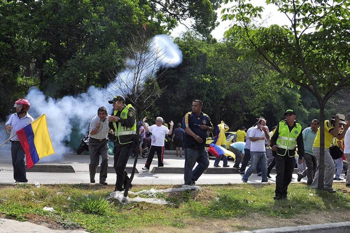 En medio de disturbios y caos se desarrolló ‘plan tortuga’ de taxistas en Floridablanca (Foto: Laura Herrera/VANGUARDIA LIBERAL)