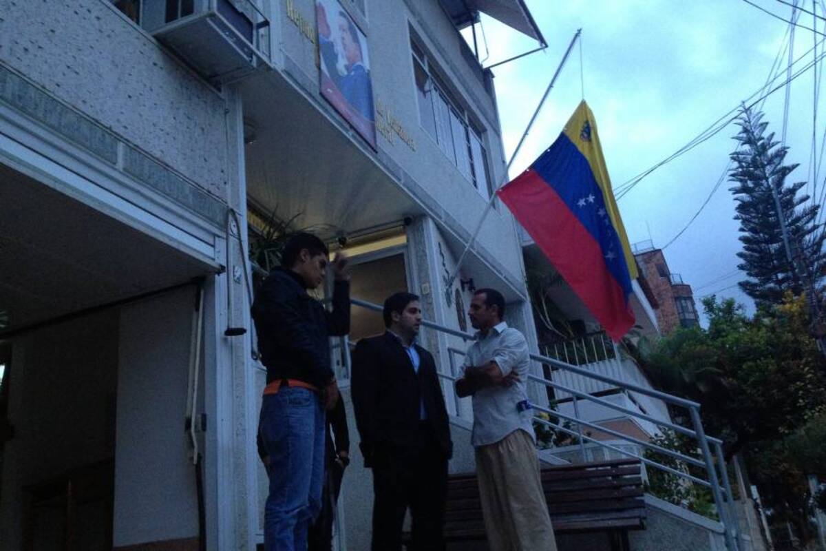 Tristeza y confusión en el consulado de Venezuela en Bucaramanga (Foto: Paula Pimiento/VANGUARDIA LIBERAL)