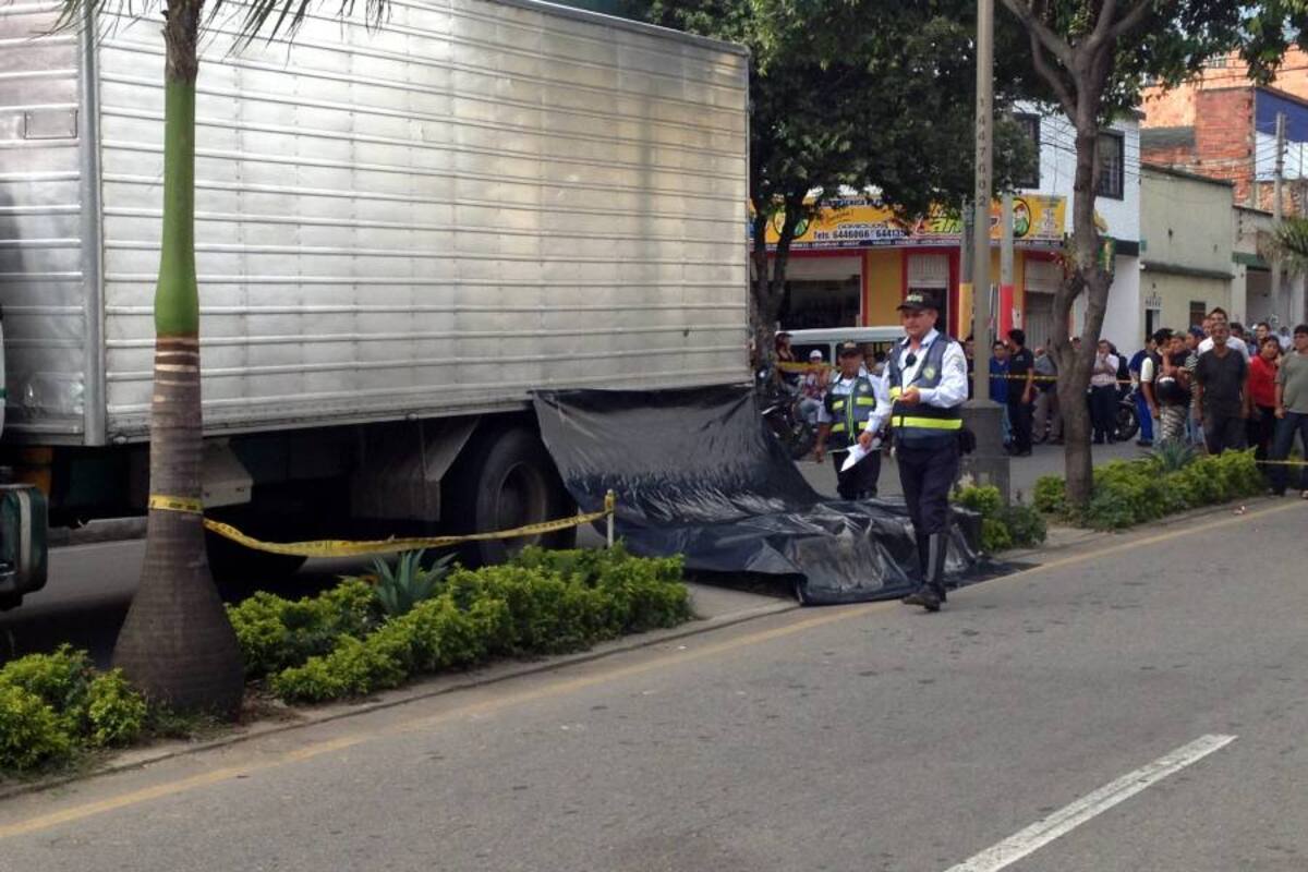 Muere peatón en Bucaramanga al ser atropellado por un camión (Foto: Paula Pimiento/VANGUARDIA LIBERAL)
