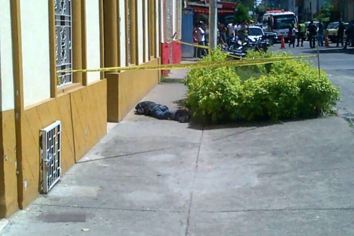 Hallan cadáver de un hombre sin identificar en un andén en Bucaramanga (Foto: Suministrada /VANGUARDIA LIBERAL )